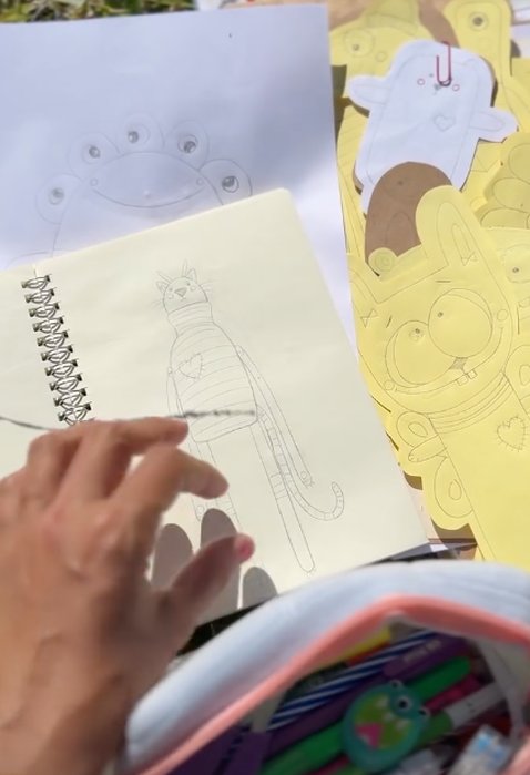 esbo&ccedil;os no caderno